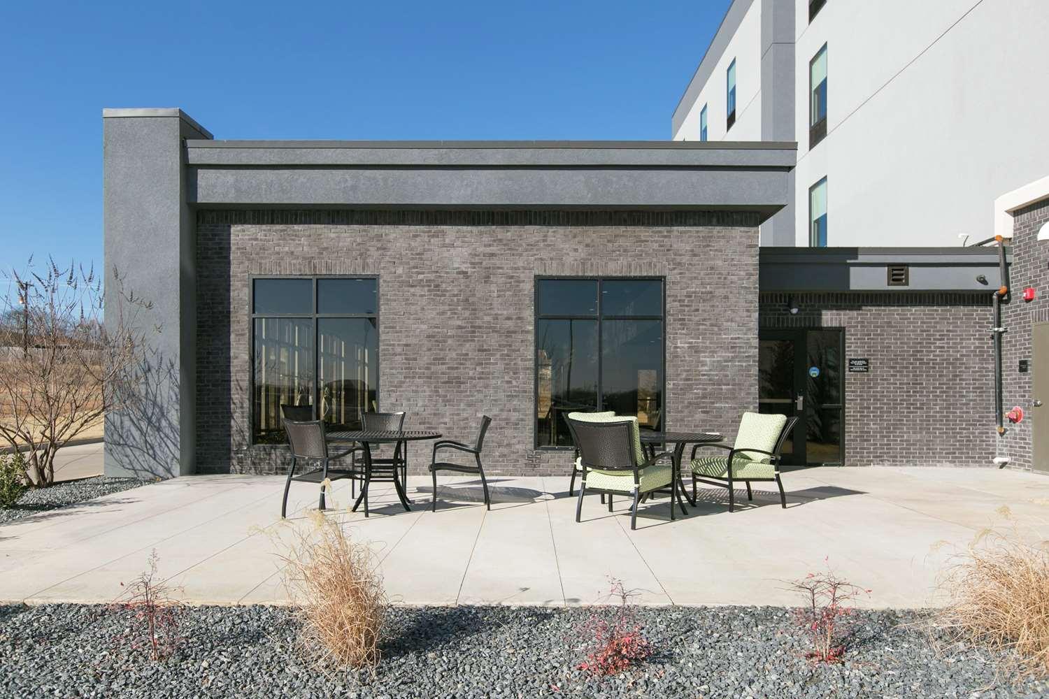 Hampton Inn & Suites Stroud image