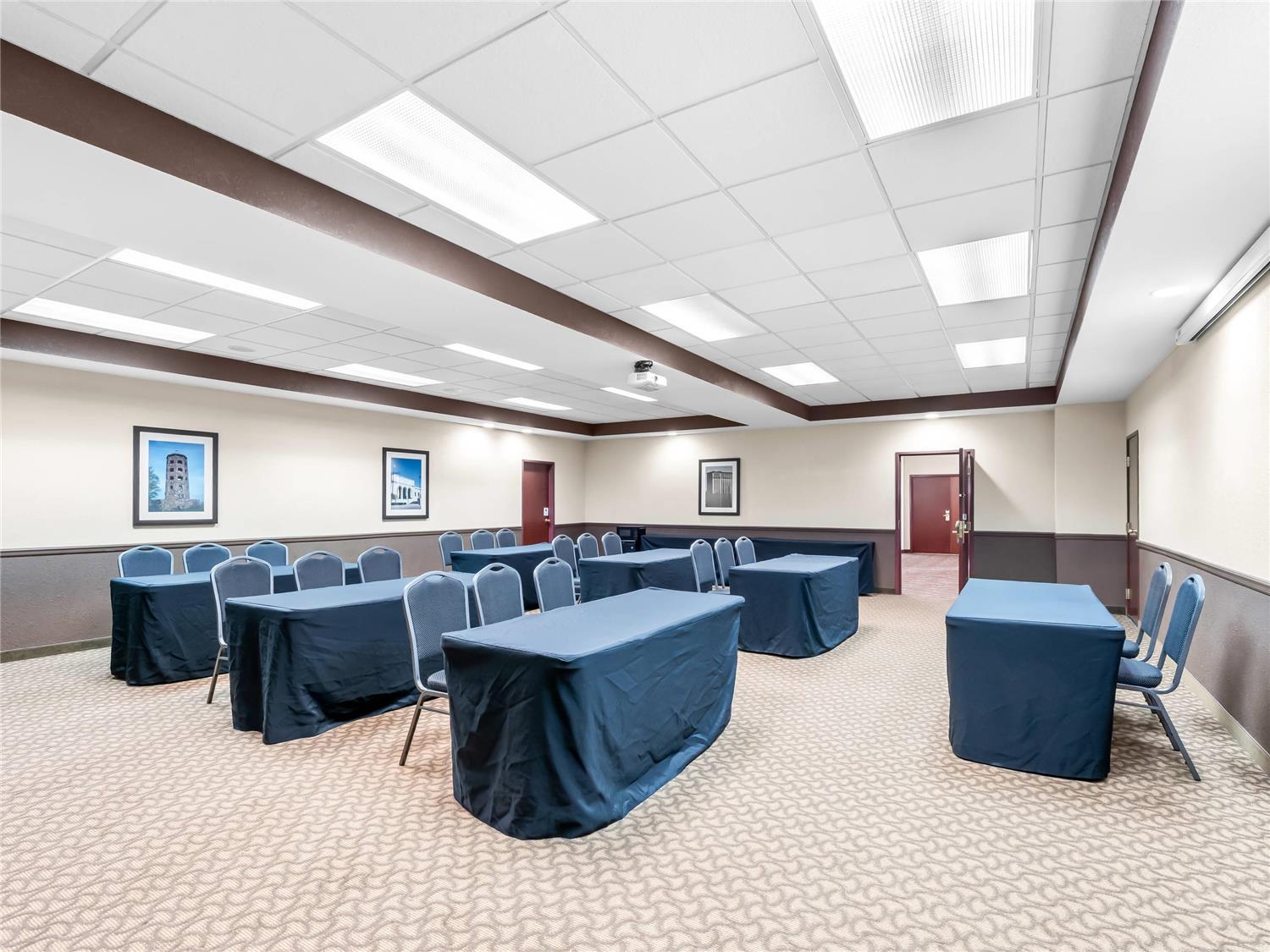 Comfort Inn and Suites-Allen Park Dearborn image