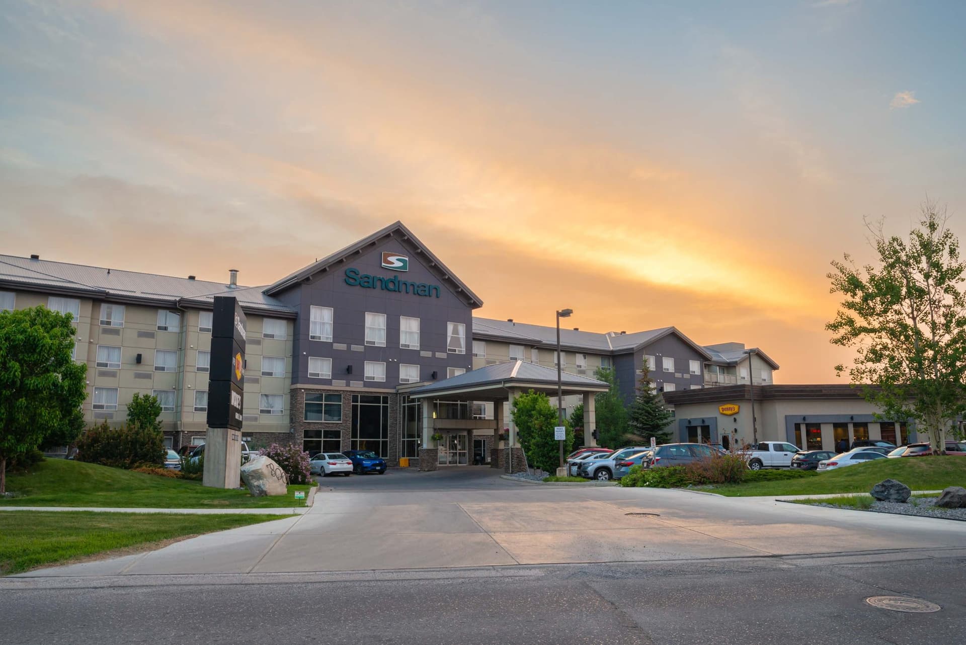 Sandman Hotel & Suites Calgary South, Alberta в Calgary, AB