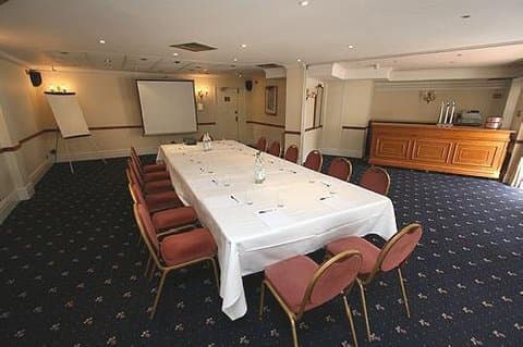 The Warren Lodge Hotel в Shepperton, GB1