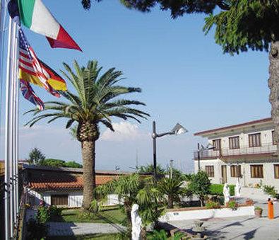 Ranch Palace Hotel ใน Naples, IT