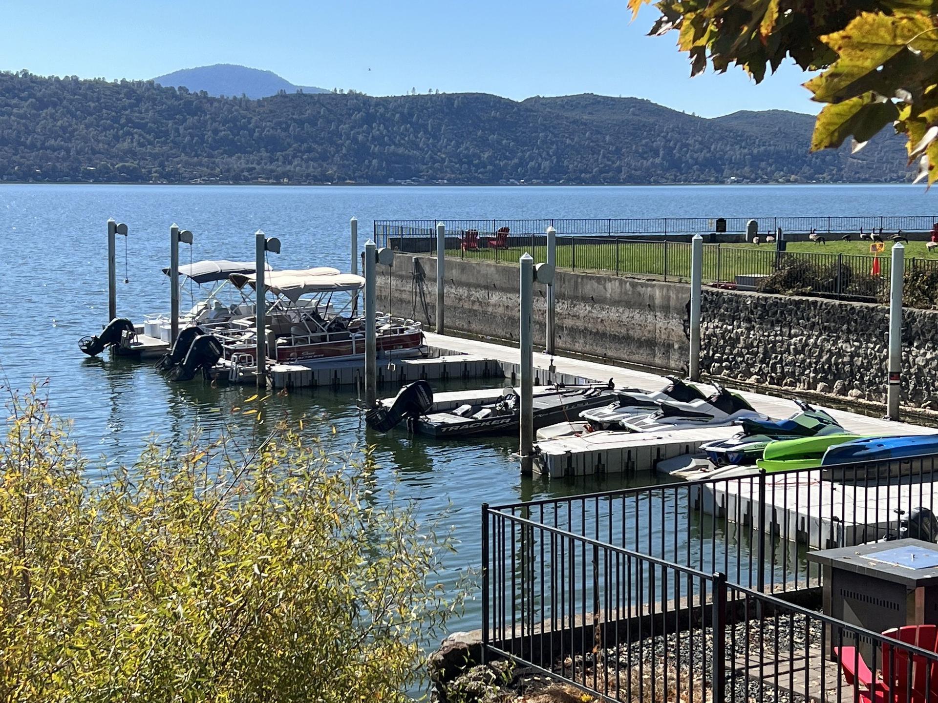 Clear Lake Cottages & Marina в Clearlake, CA