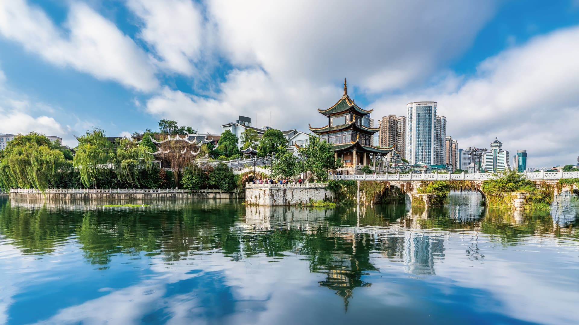 HUALUXE Guiyang Financial City в Гуйян, CN