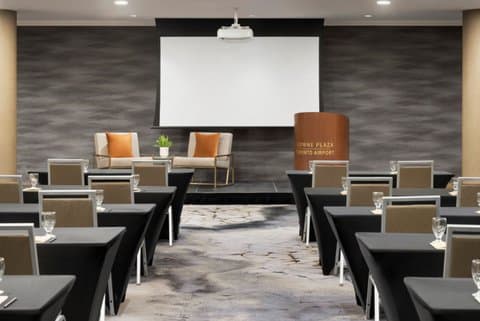 Crowne Plaza Toronto Airport в Торонто, ON