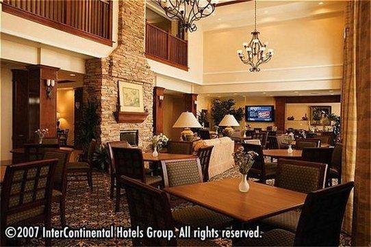 Staybridge Suites Oakville-Burlington в Оквилл, ON