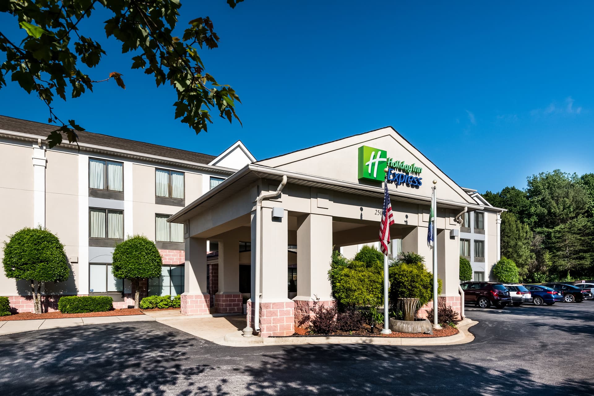 Holiday Inn Express Hotel & Suites Charlotte Arpt-Belmont ใน เบลมอนต์, NC