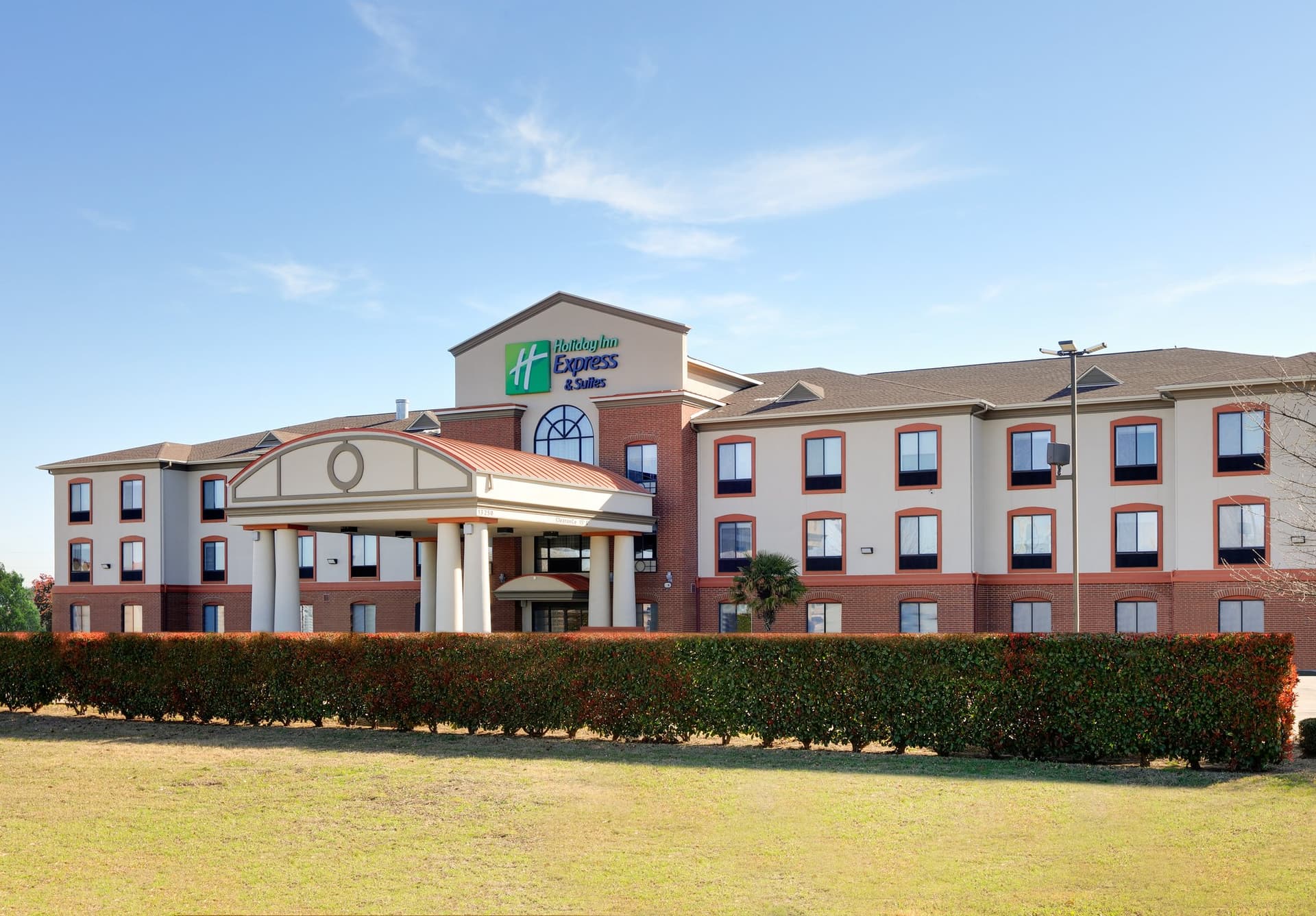 Holiday Inn Express & Suites Burleson/Ft. Worth в Берлсон, TX