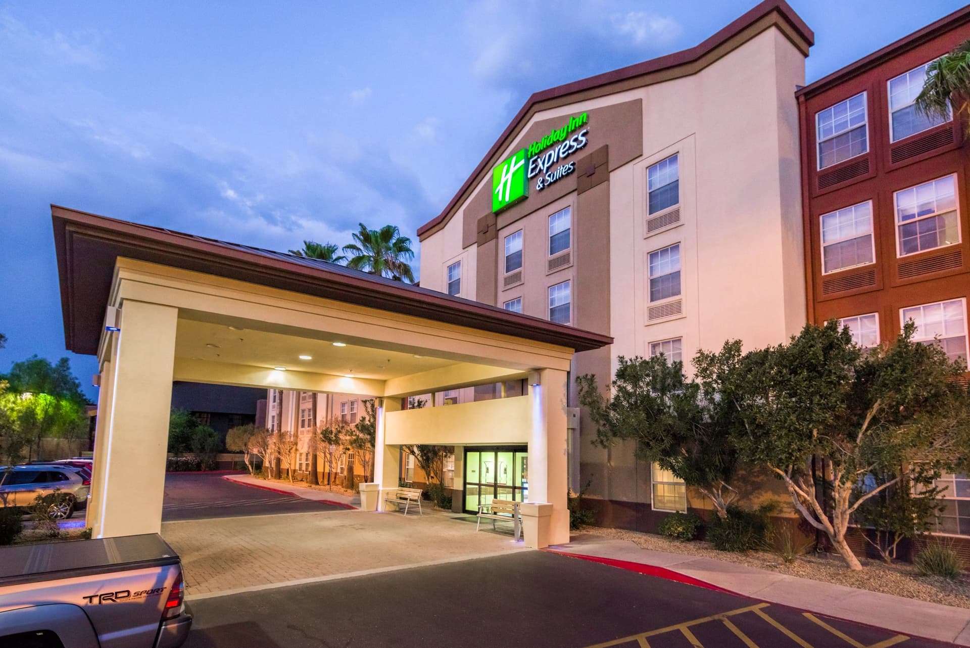Holiday Inn Express & Suites Phoenix Airport в Феникс, AZ