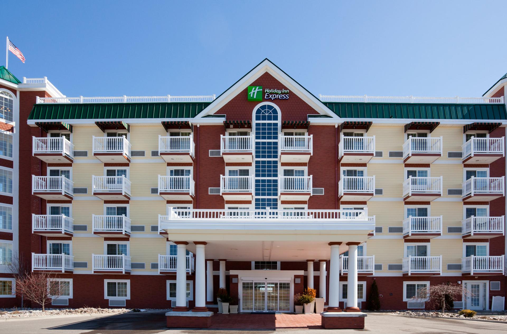 Holiday Inn Express Hotel & Suites Petoskey в Петоски, MI