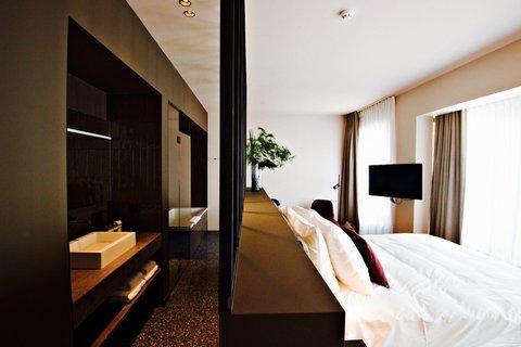 Antwerp, BE 的 U Eat U Sleep