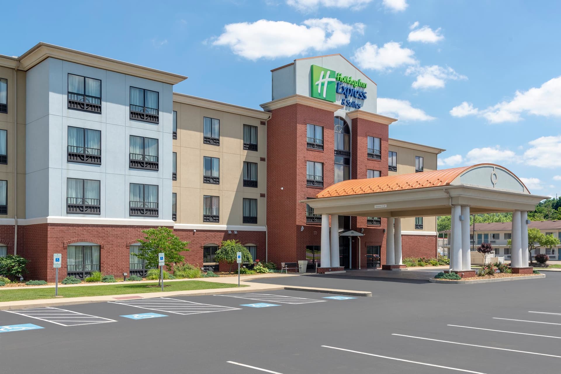 Holiday Inn Express & Suites in New Philadelphia в Нью-Филадельфия, OH