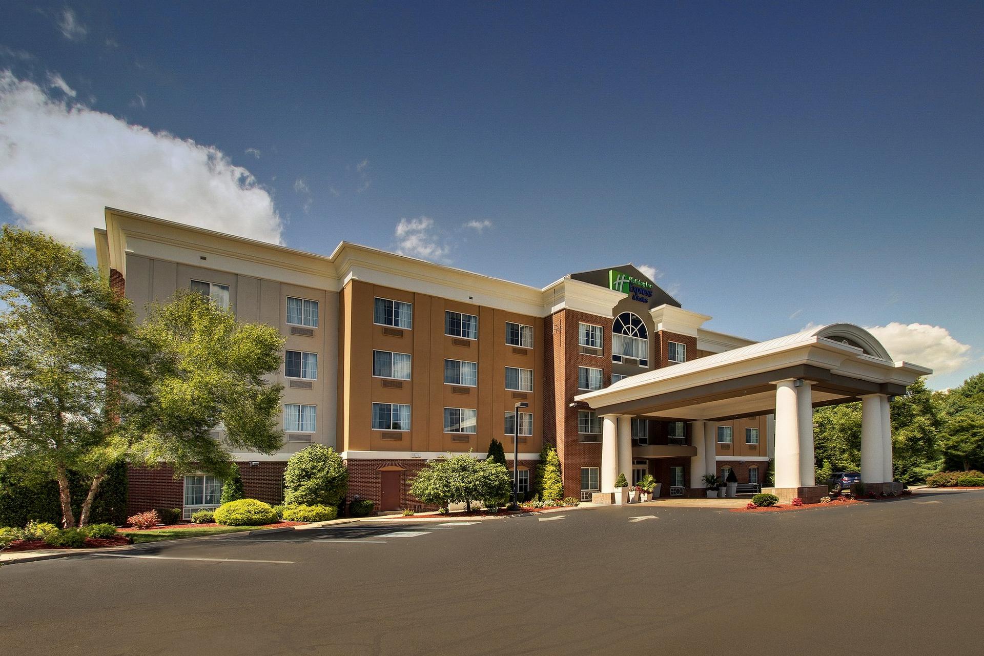 Holiday Inn Express Hotel & Suites - Middleboro Raynham в Мидлборо, MA