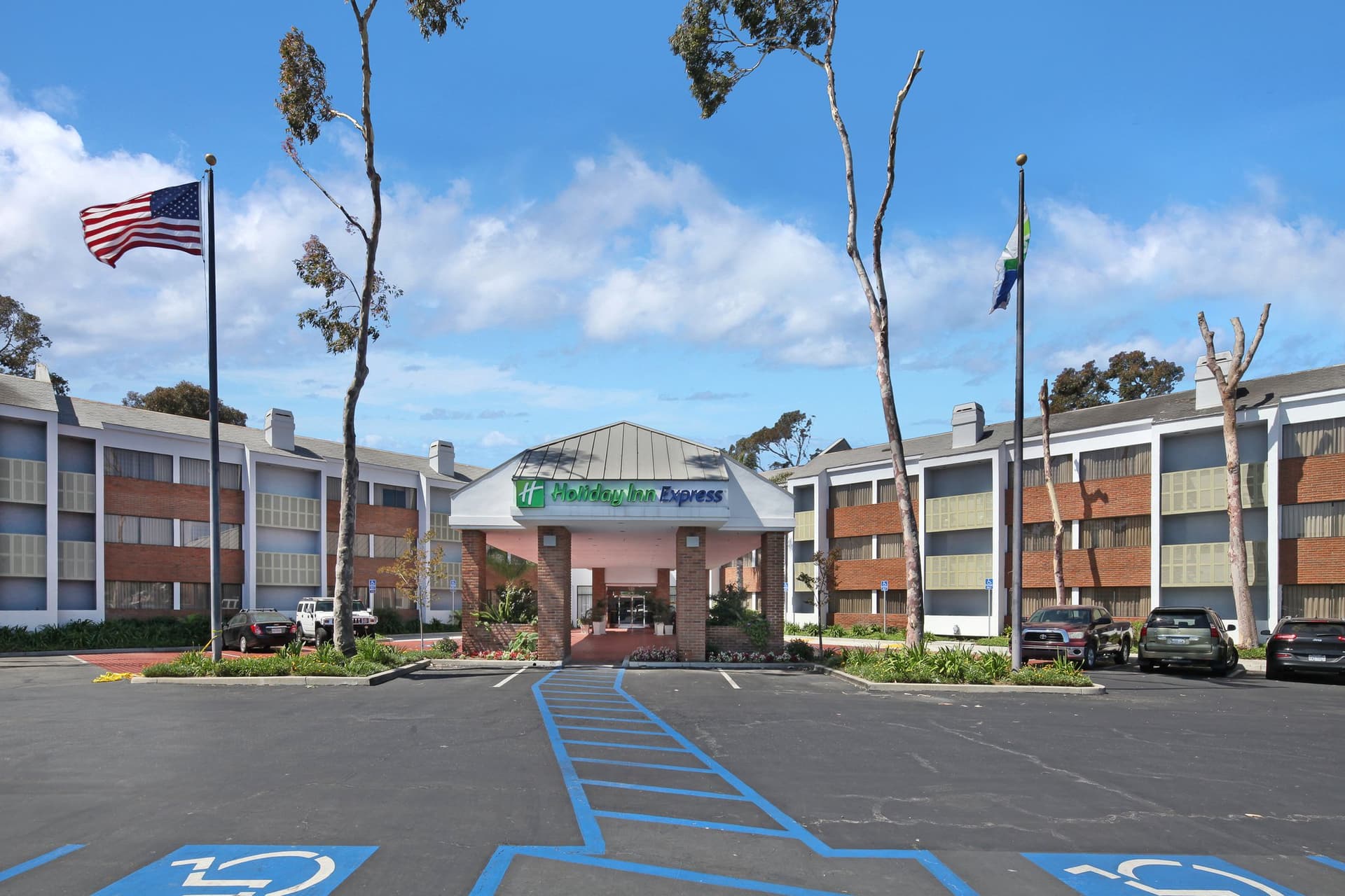 Holiday Inn Express Port Hueneme в Порт-Хьюнем, CA