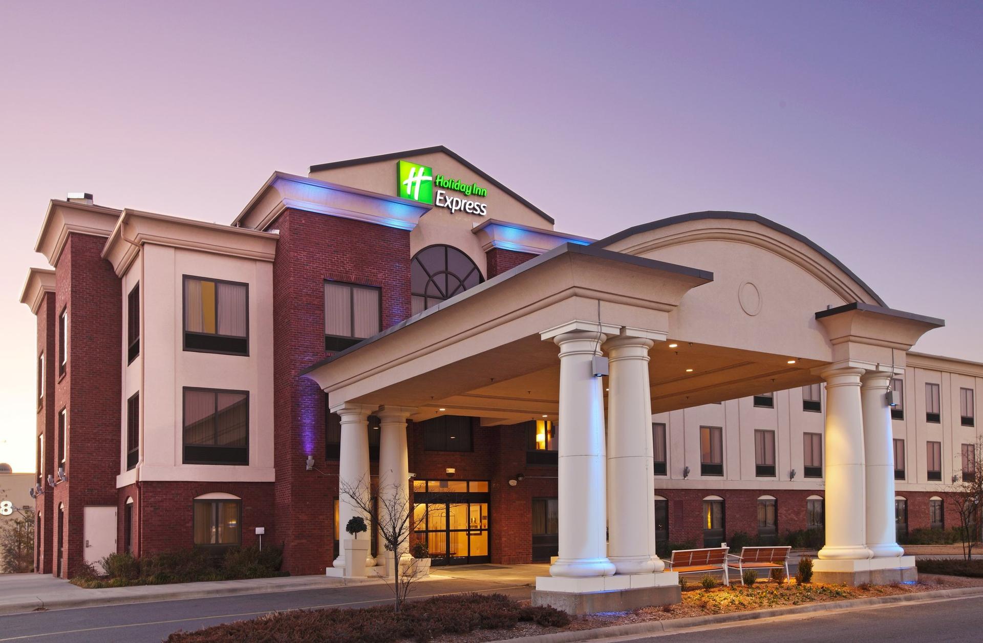 Holiday Inn Express Hotel & Suites Pine Bluff/Pines Mall в Пайн Блафф, AR
