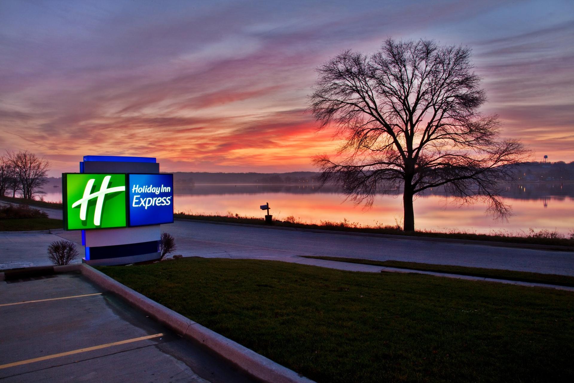 Holiday Inn Express Le Claire Riverfront-Davenport в Ле Клэр, IA
