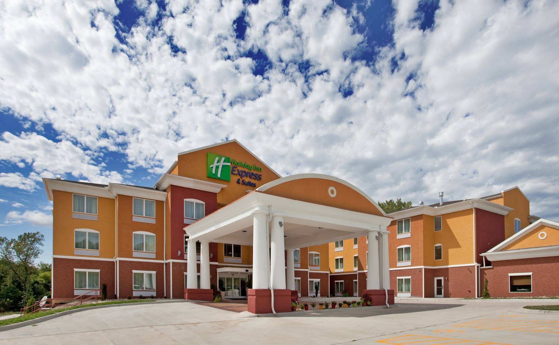 Holiday Inn Express & Suites Kansas City Sports Complex в Канзас-Сити, MO