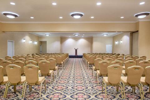 Crowne Plaza San Diego - Mission Valley в Сан-Диего, CA