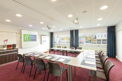 Holiday Inn Express Zurich Airport в Рюмланг, CH