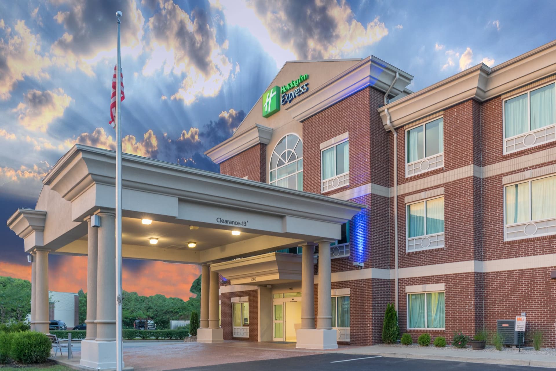 Holiday Inn Express Hotel & Suites Frankfort в Франкфорт, KY