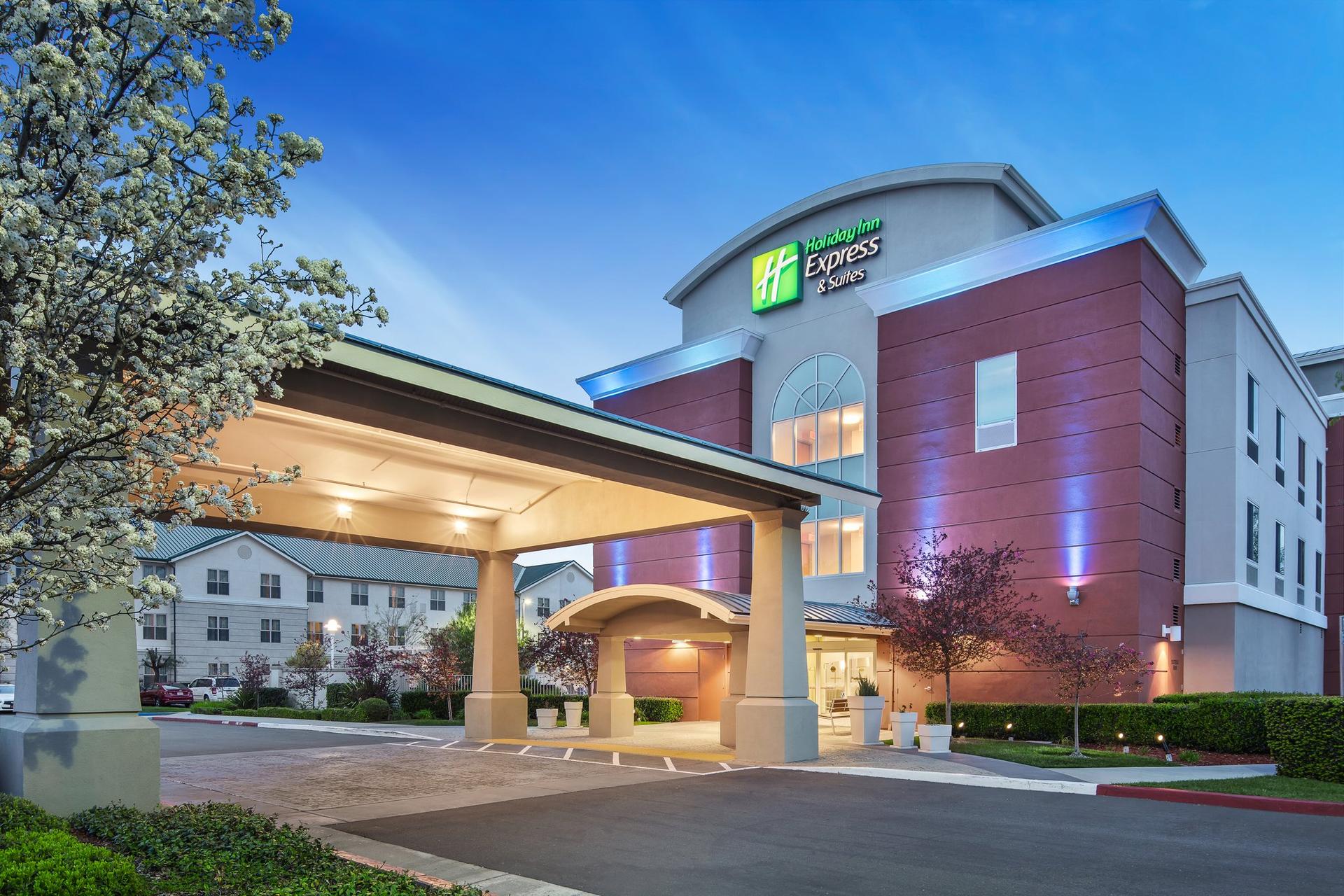 Holiday Inn Express & Suites Sacramento Airport Natomas в Сакраменто, CA