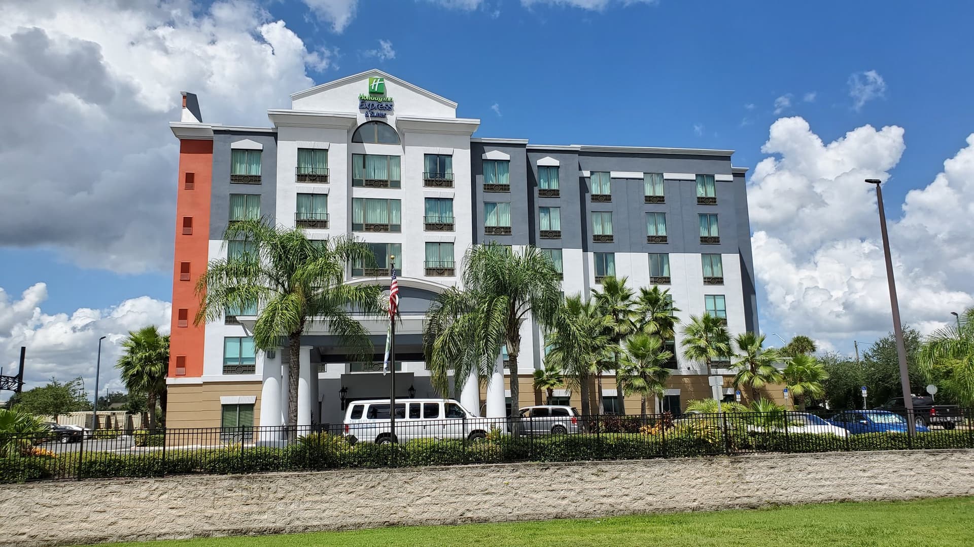 Holiday Inn Express Hotel & Suites Orlando-International Drive в Орландо, FL