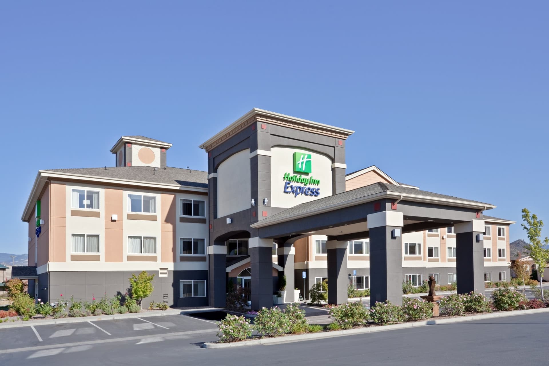 Holiday Inn Express & Suites Ashland в Эшленд, OR