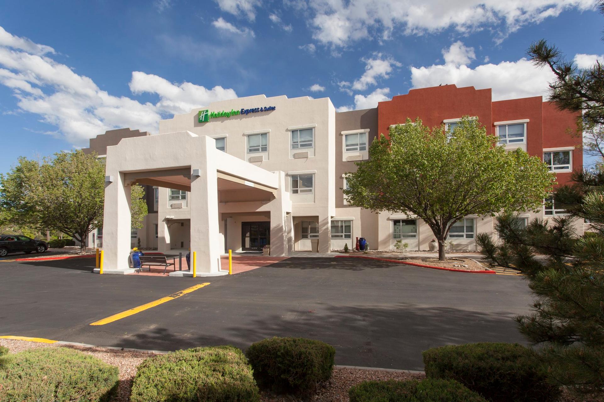 Holiday Inn Express & Suites Santa Fe в Санта-Фе, NM