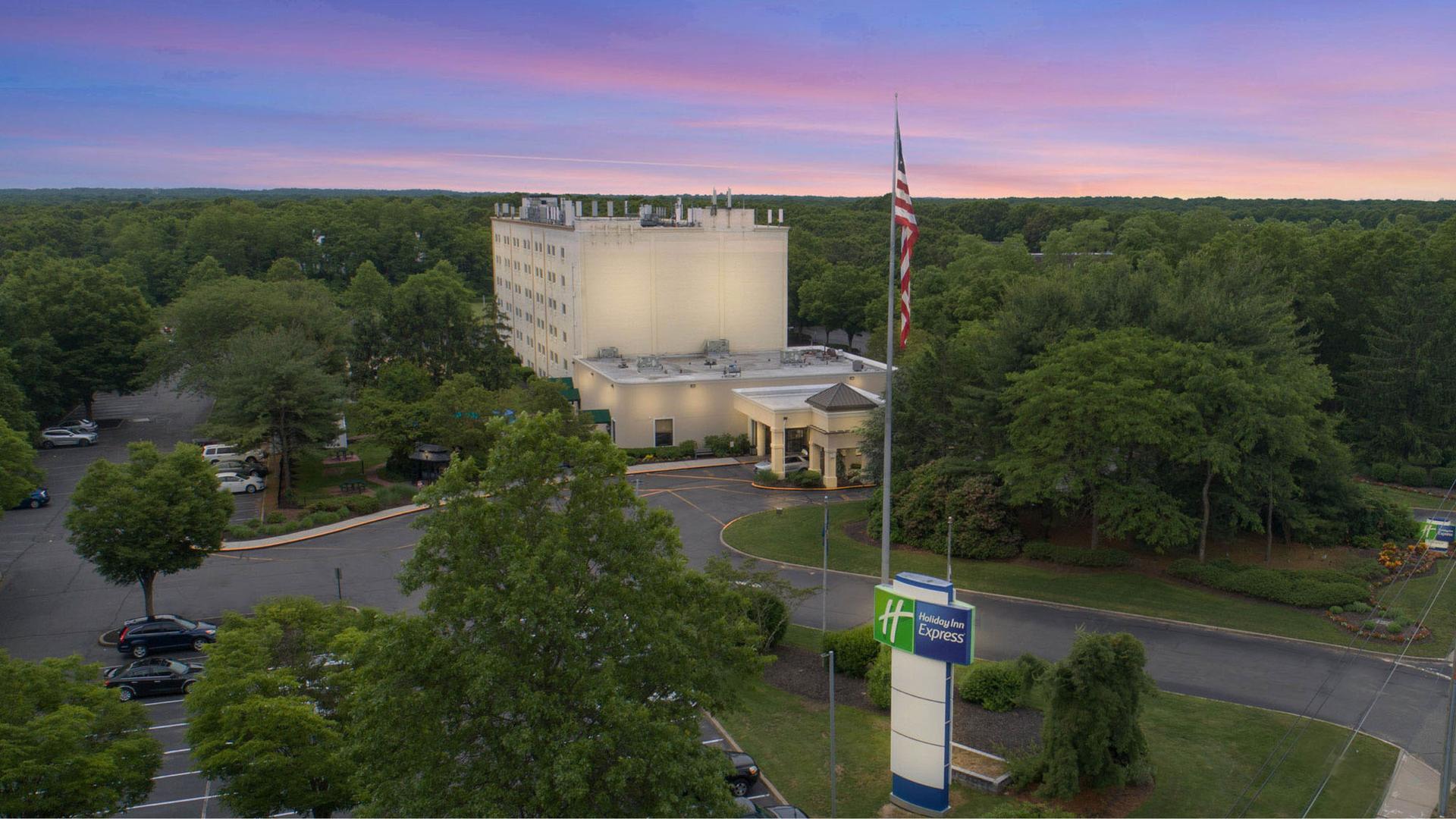 Holiday Inn Express Stony Brook-Long Island в По центру, NY