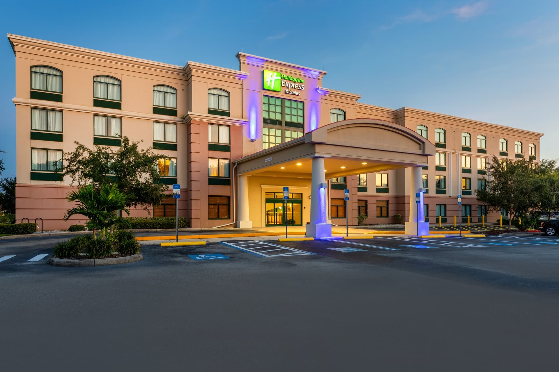 Holiday Inn Express & Suites Bradenton East-Lakewood Ranch в Брадентон, FL