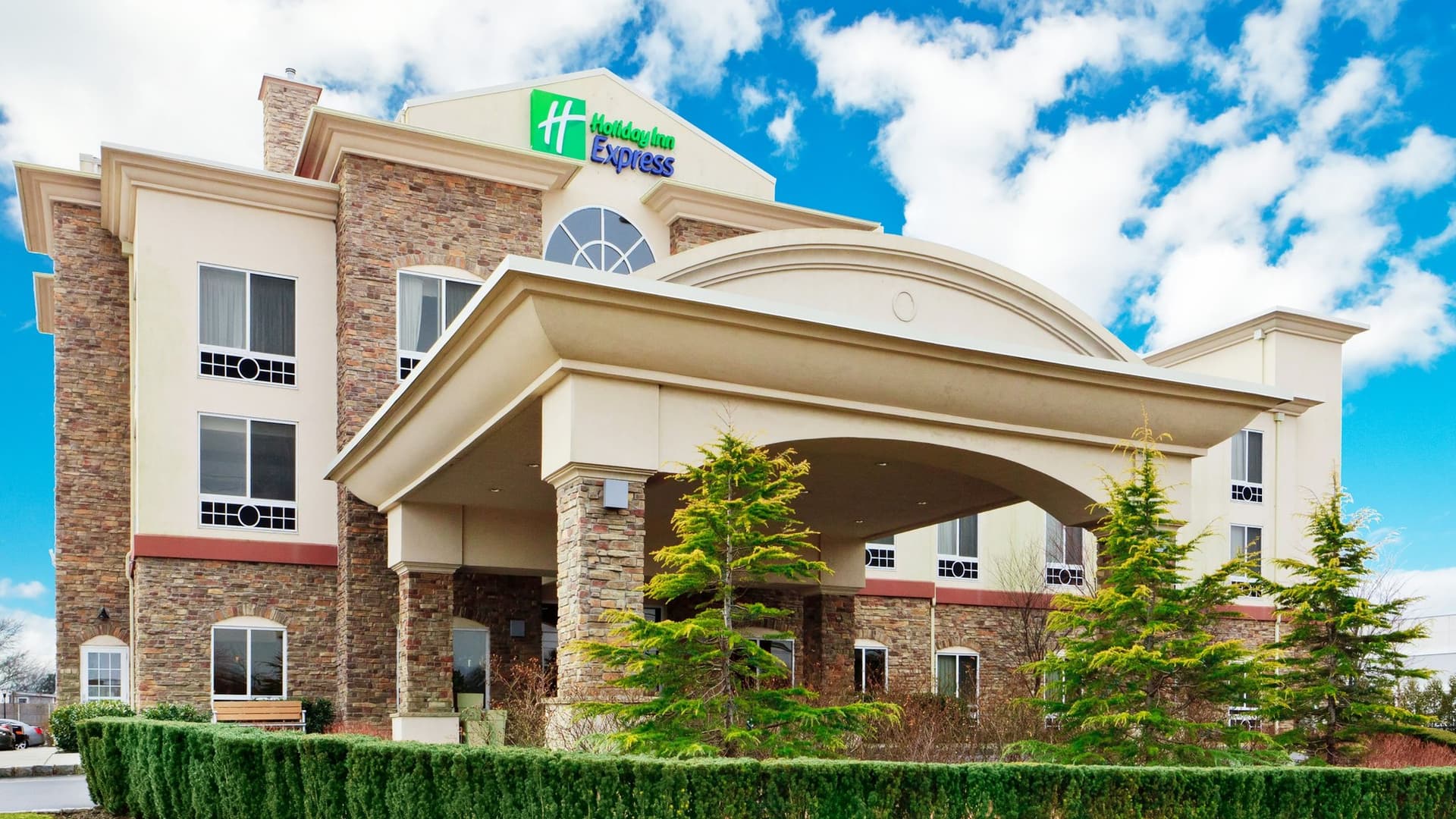Holiday Inn Express & Suites Long Island-East End в Риверхед, NY