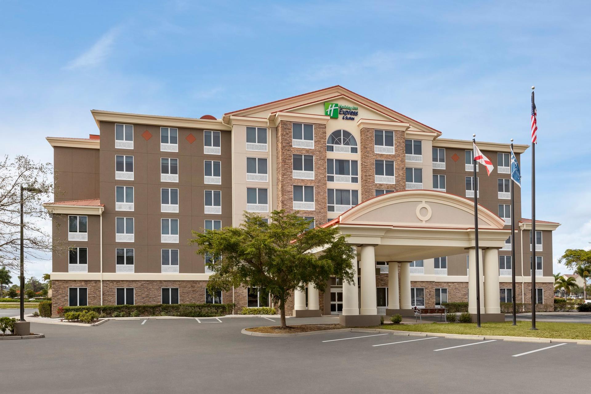 Holiday Inn Express Hotel & Suites FT Myers East-The Forum в Форт Майерс, FL