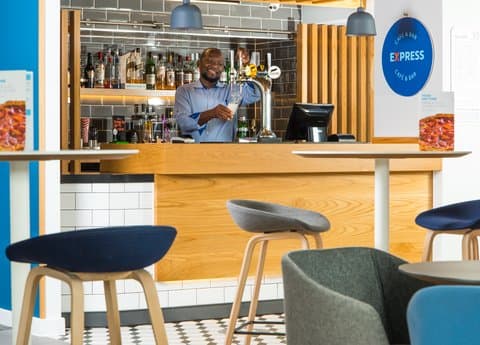 Holiday Inn Express Cardiff Bay в Кардифф, GB3