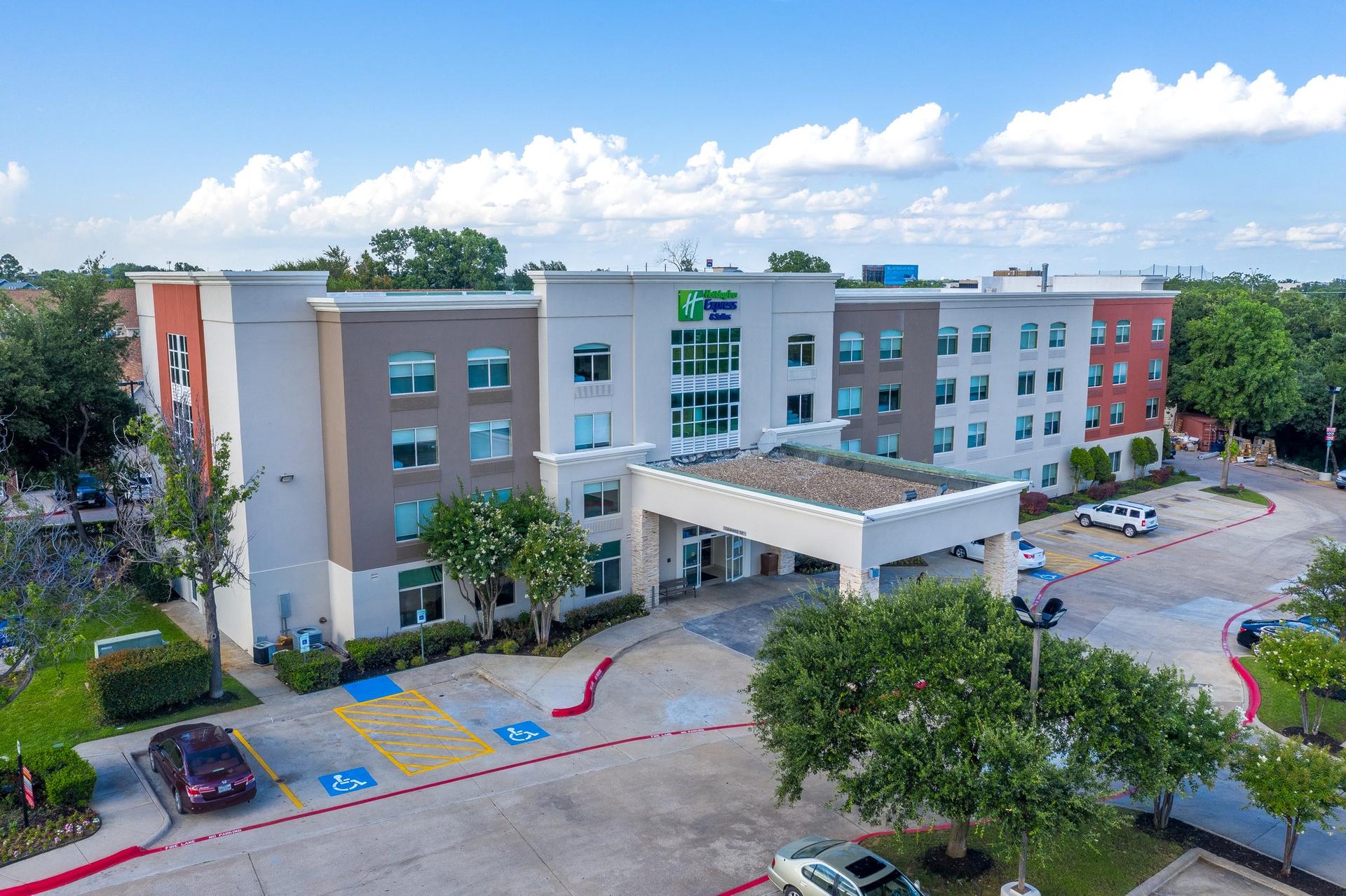 Holiday Inn Express & Suites Arlington North – Stadium Area ใน อาร์ลิงตัน, TX