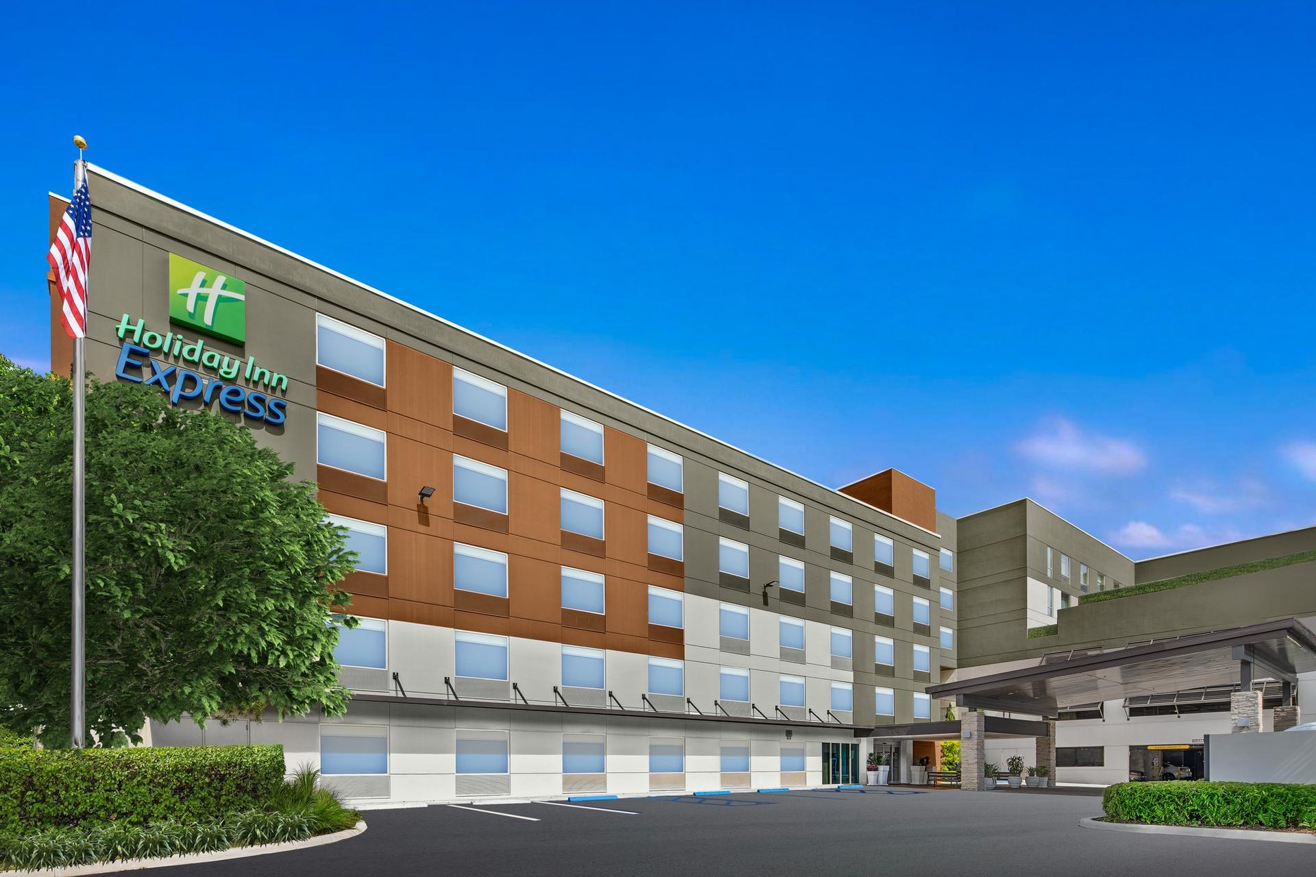 Holiday Inn Express Fort Lauderdale Cruise-Airport в Форт-Лодердейл, FL