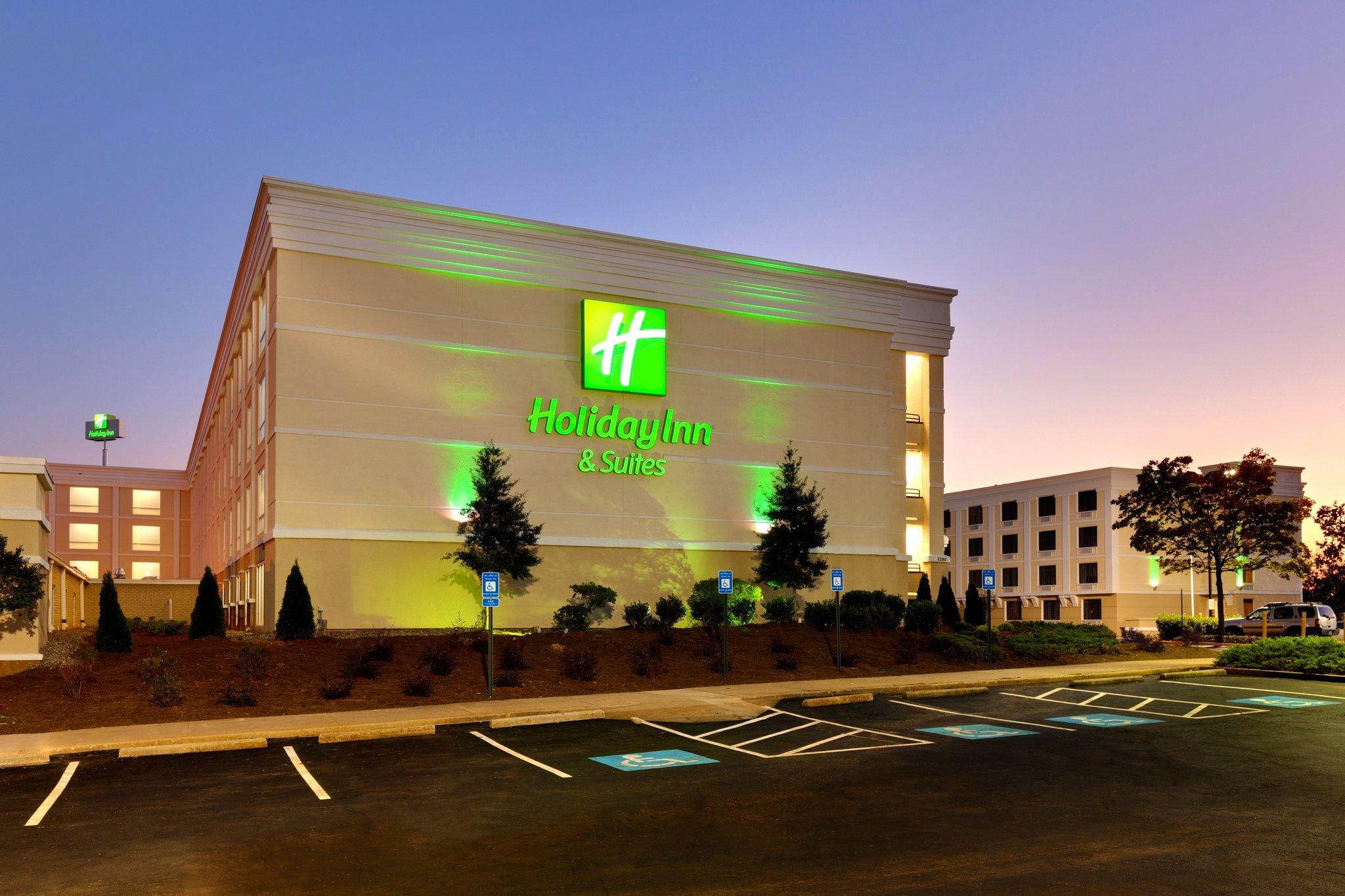 Holiday Inn & Suites Atlanta Airport-North in Atlanta, GA