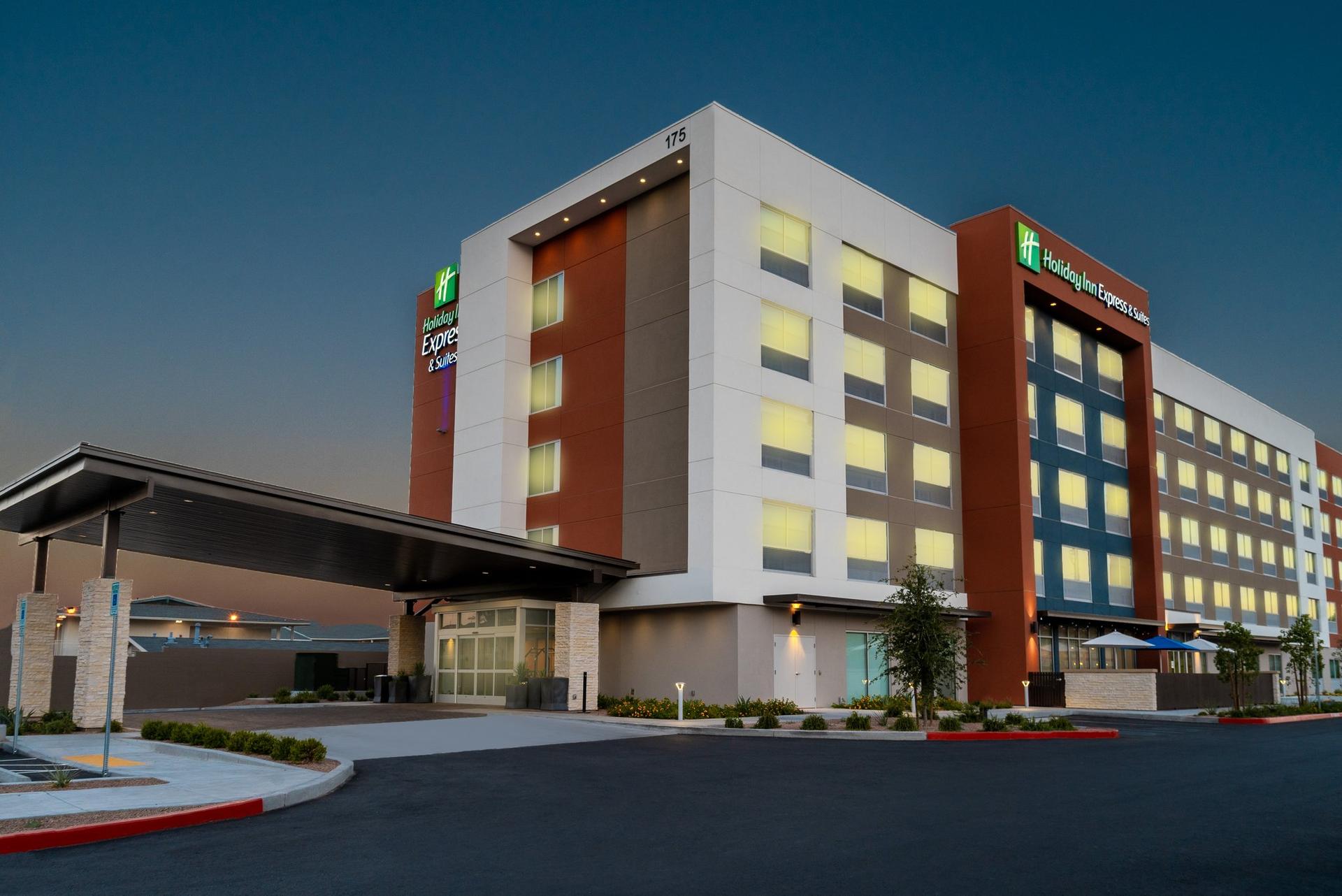 Holiday Inn Express & Suites Las Vegas - E Tropicana в Лас-Вегас, NV