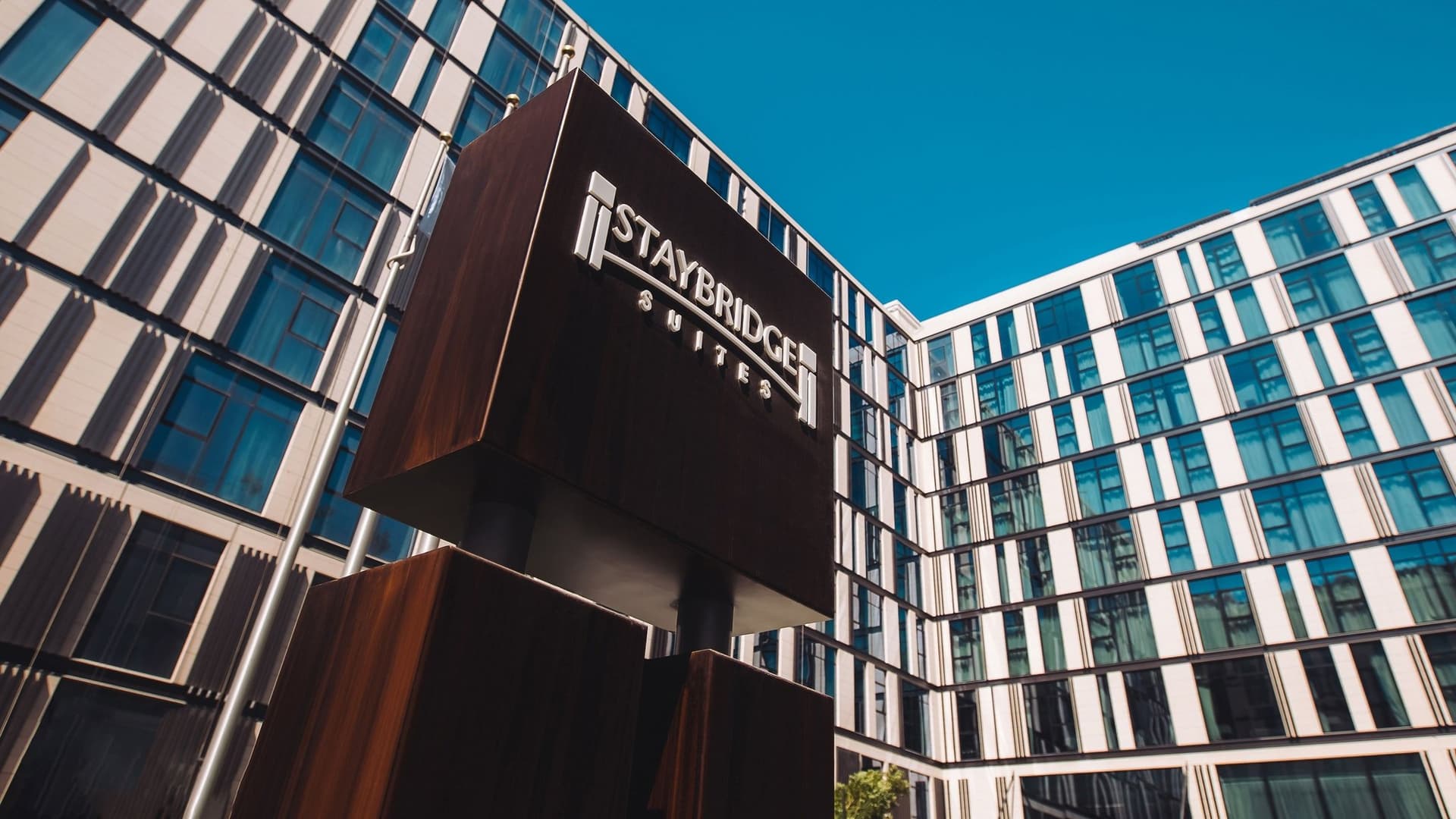 Staybridge Suites Dubai Al-Maktoum Airport в Дубай, AE