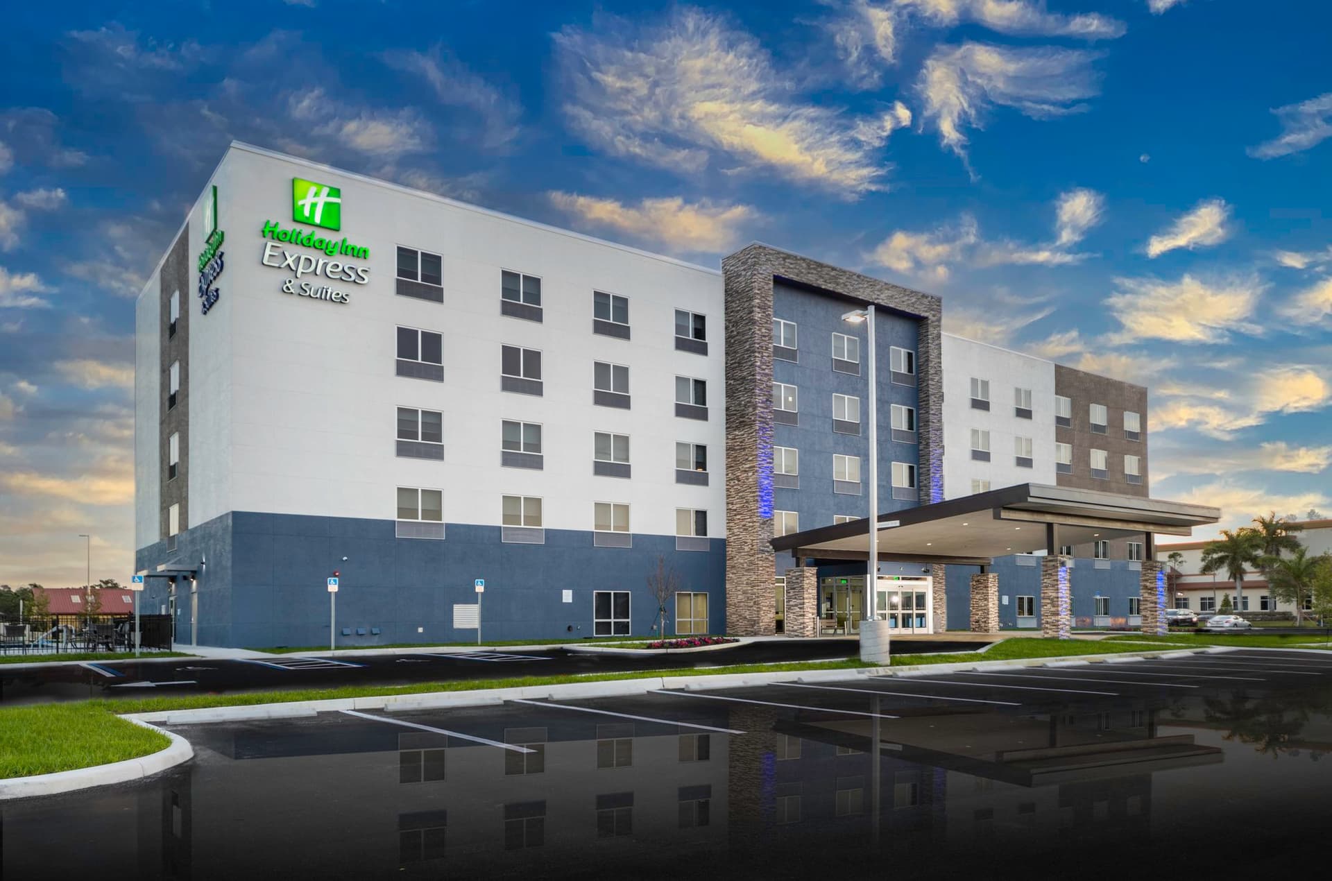 Holiday Inn Express & Suites Fort Myers Airport в Форт Майерс, FL