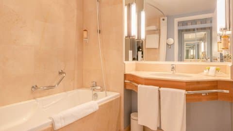 Holiday Inn Nice - Saint Laurent du Var в Приятно, FR