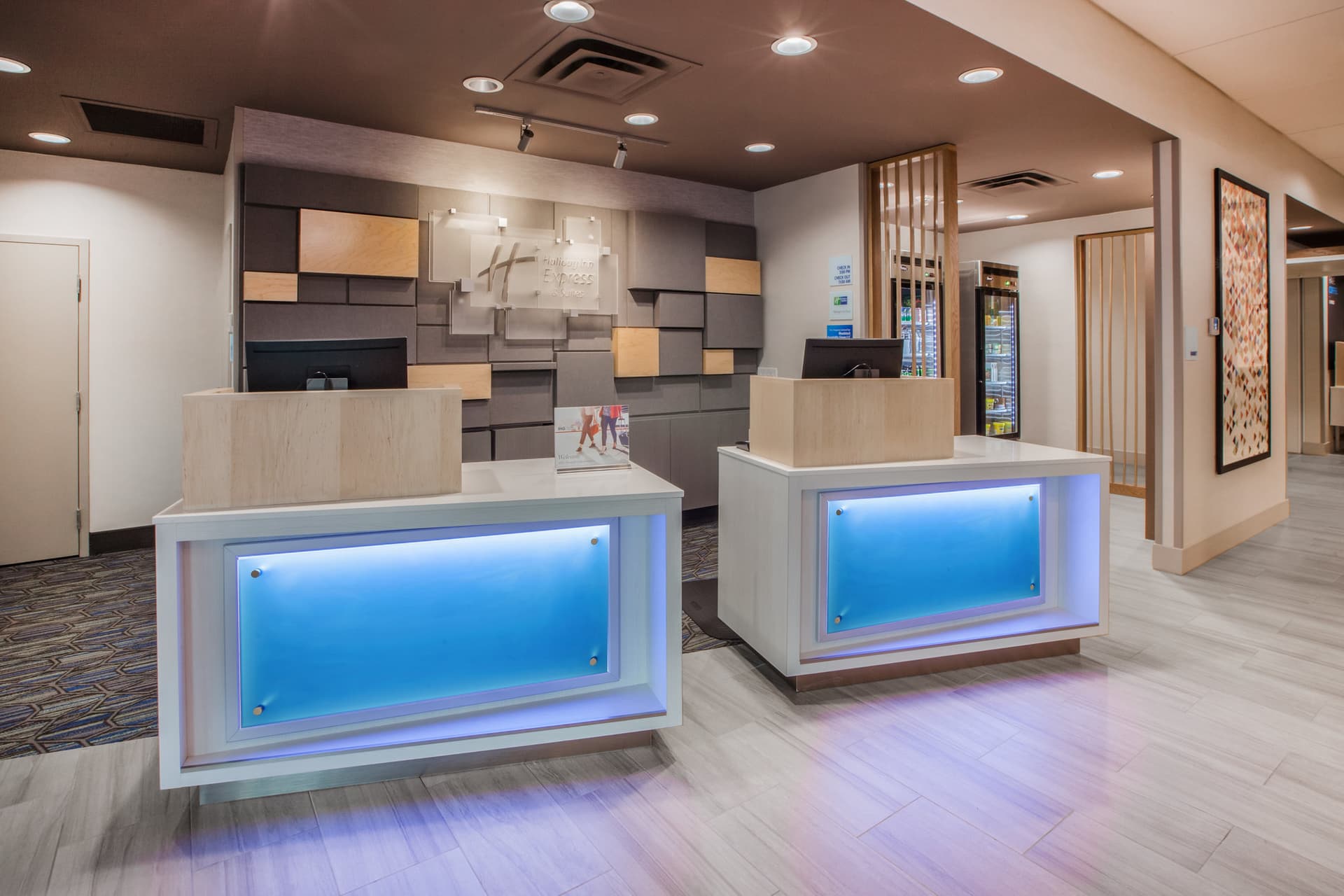Holiday Inn Express & Suites Detroit - Dearborn в Дирборн, MI