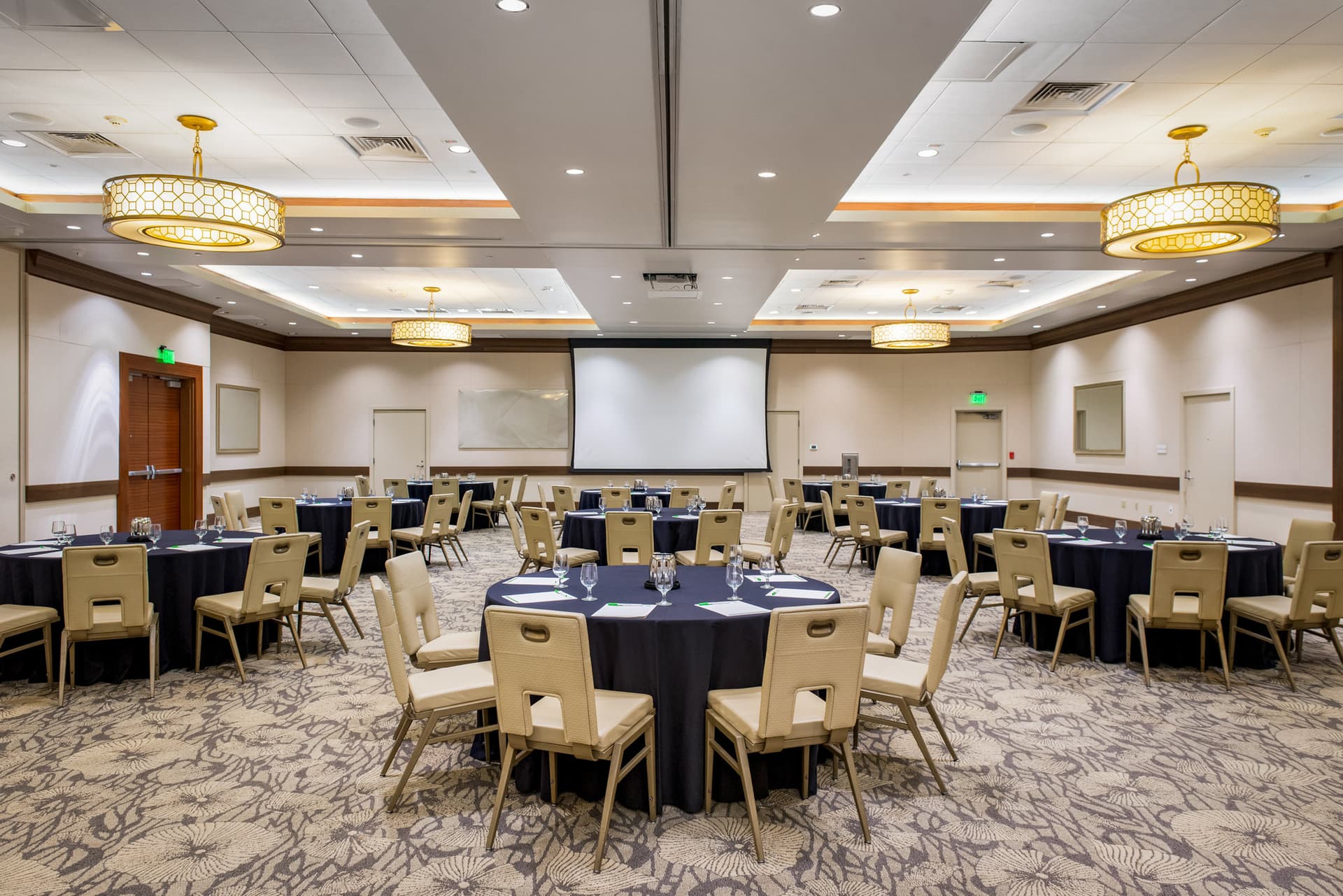 DoubleTree by Hilton San Diego Bayside в Сан-Диего, CA