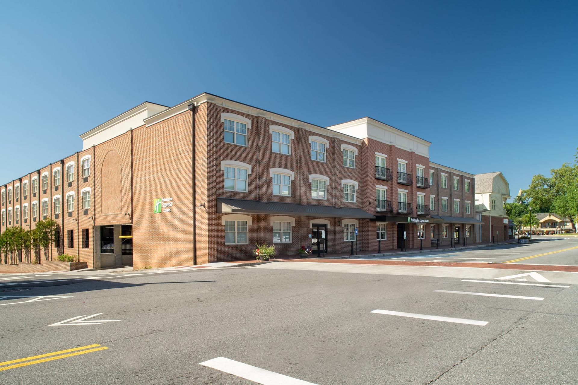 Holiday Inn Express & Suites Dahlonega - University Area в Далонега, GA
