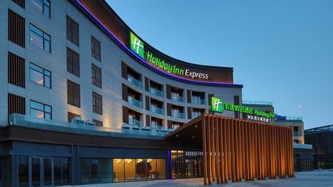 Holiday Inn Express Dalian Golden Pebble Beach в Далянь, CN
