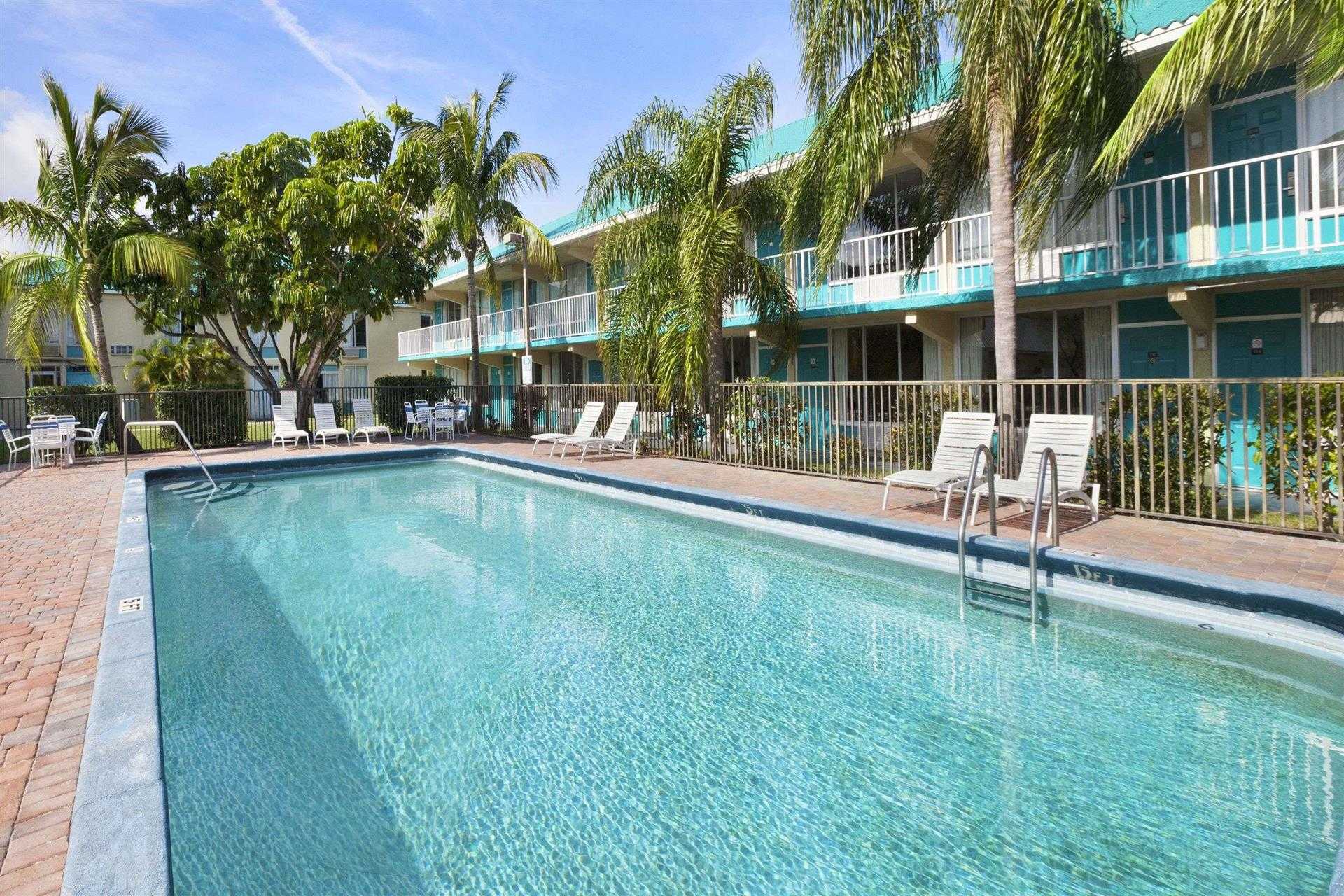 Days Inn & Suites by Wyndham Fort Pierce Midtown в Fort Pierce, FL