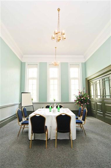 Cheltenham Town Hall a Cheltenham, GB1