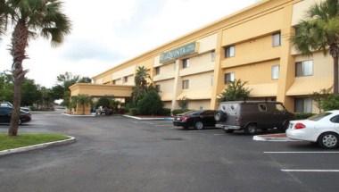 La Quinta Inn & Suites by Wyndham Orlando South image
