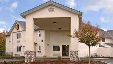 Super 8 by Wyndham Cloverdale Wine Country in Cloverdale, CA