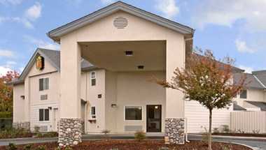 Super 8 by Wyndham Cloverdale Wine Country em Cloverdale, CA