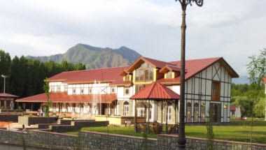 Hotel Pine Spring Nowgam a Srinagar, IN