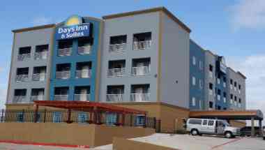 Days Inn & Suites by Wyndham Galveston West/Seawall in Galveston, TX